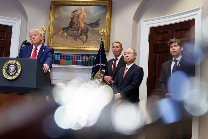 Tổng thống Donald Trump cùng với tỷ phú Larry Ellison, CEO SoftBank Masayoshi Son và CEO OpenAI Sam Altman tại Nhà Trắng vào tháng 1/2025 gettyimages-2194585124.jpg
