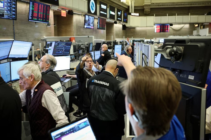 Phố Wall giảm điểm, giá dầu lại tăng mạnh