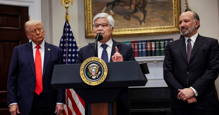 Chủ tịch kiêm Tổng giám đốc điều hành TSMC C.C. Wei phát biểu bên cạnh Tổng thống Mỹ Donald Trump và Bộ trưởng Thương mại Howard Lutnick, khi đưa ra thông báo về một khoản đầu tư của TSMC vào Mỹ vào hồi tháng 3/2025