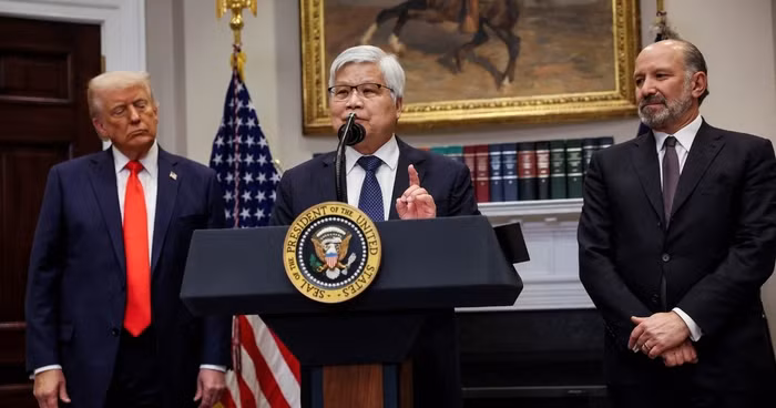 Chủ tịch kiêm Tổng giám đốc điều hành TSMC C.C. Wei phát biểu bên cạnh Tổng thống Mỹ Donald Trump và Bộ trưởng Thương mại Howard Lutnick, khi đưa ra thông báo về một khoản đầu tư của TSMC vào Mỹ vào hồi tháng 3/2025