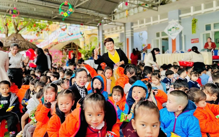 Nữ doanh nhân Nguyễn Thị Kim Liên tại chương trình “Áo ấm cho em” ở các điểm trường thuộc xã Nam Trà My và xã Trà Vân