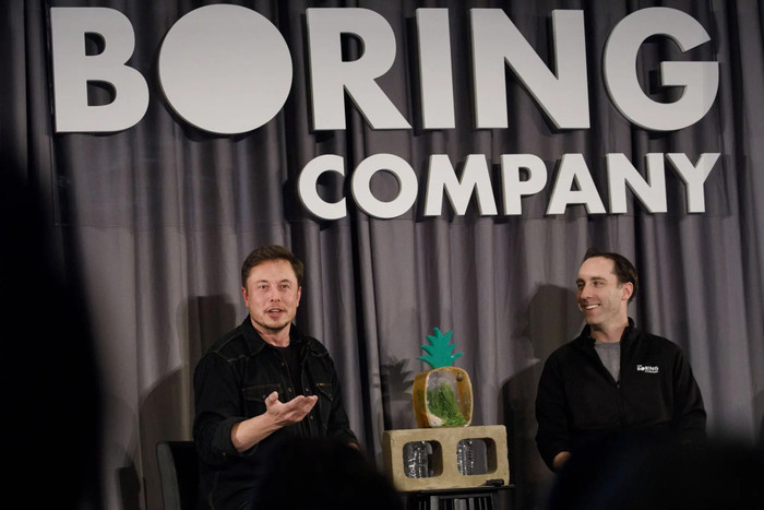 Tỷ phú Elon Musk và ông Steve Davis trong một sự kiện của The Boring Company vào năm 2018