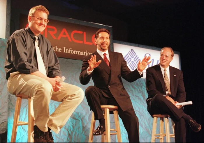 Nhà sáng lập Oracle Larry Ellison ngồi giữa Marc Andreesen (trái) và Jan-Pieter Scheerder trong một sự kiện vào năm 1996 ap96052001826.jpg