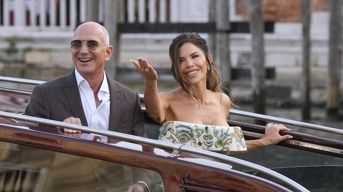 jeff-bezos-left-and-lauren-sanchez-leave-a-hotel-for-their-p-bgee7j7gjvgffc4omzc44bgjci.jpg