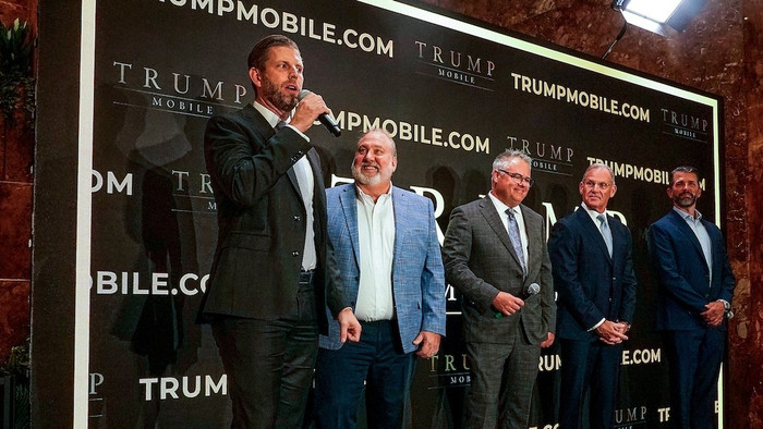 Ông Eric Trump, con trai thứ của Tổng thống Mỹ Donald Trump, phát biểu tại buổi công bố Trump Mobile 16dc-trumpmobile1-pfzb-videosixteenbynine3000-v2.jpg