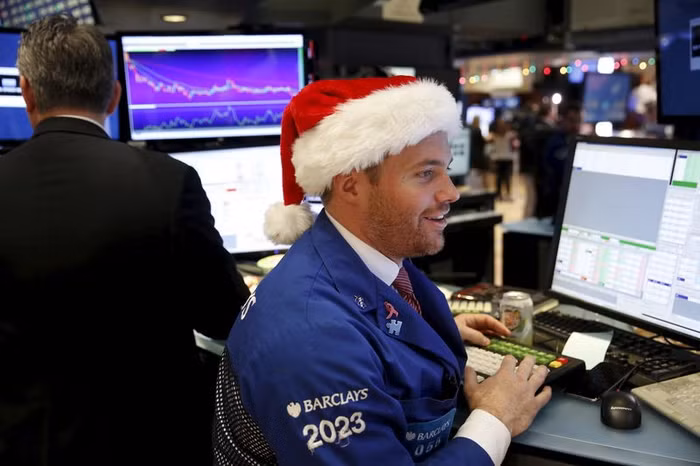 “Ông già Noel” mang sắc xanh tới Phố Wall