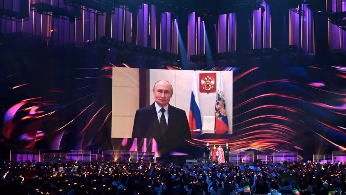 Hình ảnh Tổng thống Nga Vladimir Putin được chiếu trên màn hình sân khấu chính của cuộc thi âm nhạc Intervision Song Contest ở Moscow ngày 20/9/2025