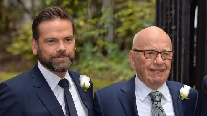 Lachlan Murdoch và tỷ phú Rupert Murdoch (từ trái sang)