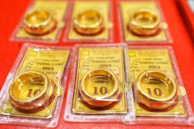 Vàng thế giới vụt tăng, chênh giá trong nước gần 3 triệu đồng/lượng