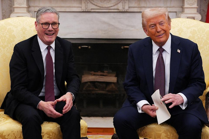 Thủ tướng Anh Keir Starmer (bên trái) và Tổng thống Mỹ Donald Trump tại Nhà Trắng vào ngày 27/2