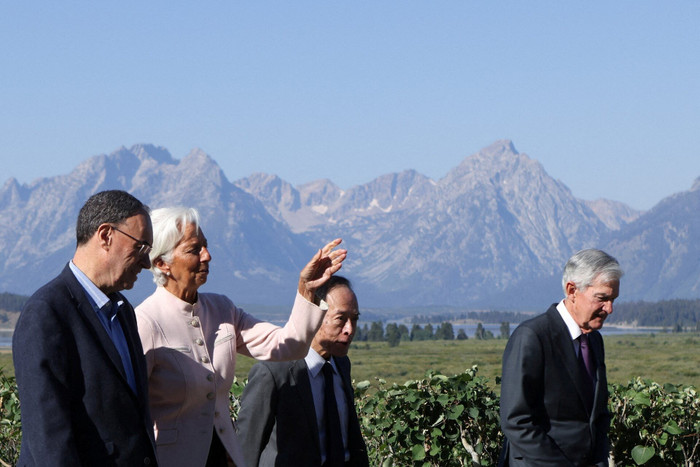 Thống đốc Ngân hàng Anh Andrew Bailey, Chủ tịch Ngân hàng Trung ương châu Âu Christine Lagarde, Thống đốc Ngân hàng Nhật Bản Kazuo Ueda và Chủ tịch Cục Dự trữ Liên bang Mỹ Jerome Powell (từ trái sang) tại Hội nghị chuyên đề chính sách kinh tế Jackson Hole 2025