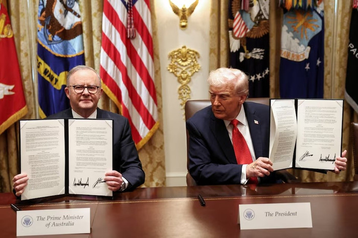 Thủ tướng Australia Anthony Albanese (bên trái) và Tổng thống Mỹ Donald Trump trong buổi ký kết thoả thuận khoáng sản ngày 20/10