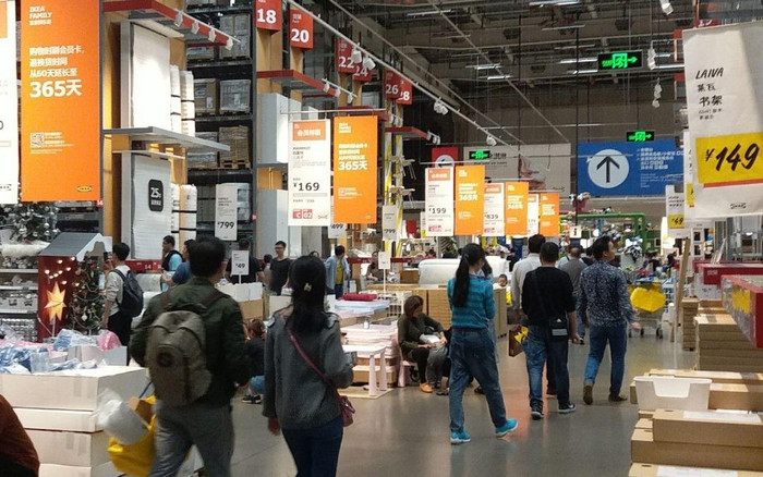 Ikea đi ngược xu hướng chung, giảm giá để giữ chân khách hàng