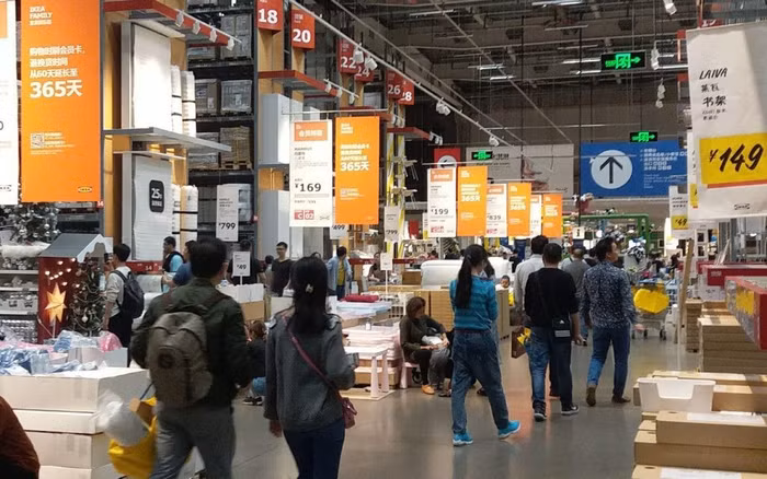 Ikea đi ngược xu hướng chung, giảm giá để giữ chân khách hàng