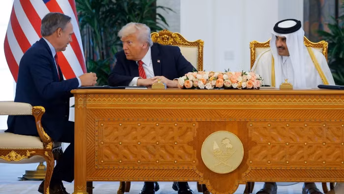 Tổng thống Mỹ Donald Trump (ngồi giữa), Quốc vương Qatar Tamim bin Hamad Al Thani (bên phải) và Tổng giám đốc Boeing Kelly Ortberg tham dự lễ ký kết tại Doha, Qatar hôm 14/5