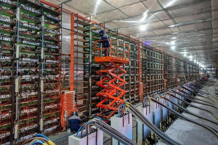 Phần cứng được sử dụng được gọi là giàn đào (mining rig)