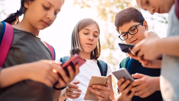 Quốc gia đầu tiên trên thế giới cấm trẻ em dưới 16 tuổi sử dụng mạng xã hội