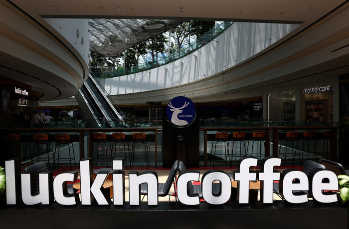 Cửa hàng Luckin Coffee tại khu vực Jewel Changi Airport, Singapore ajjywv64mniefm342w5pfbx5me.jpg