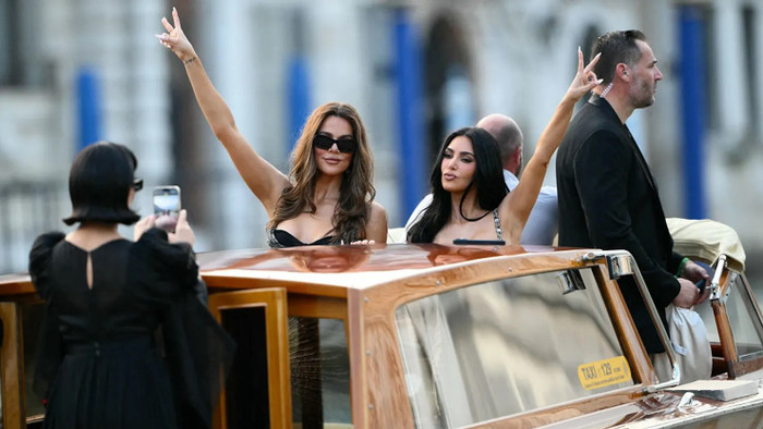 Ngôi sao truyền hình thực tế Khloe và Kim Kardashian 108164997-1751016484497-gettyimages-2221487518-afp-63xt2px.jpg