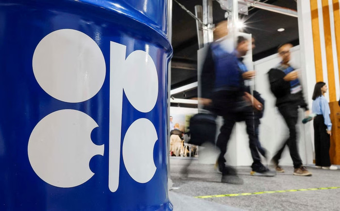 Mỹ tấn công Venezuela: OPEC+ giữ nguyên sản lượng, giá dầu bật tăng