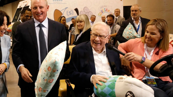 Tỷ phú Warren Buffet (đứng giữa) và người kế nhiệm Greg Abel (bên trái)