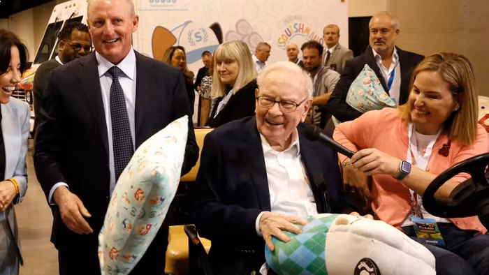 Tỷ phú Warren Buffet (đứng giữa) và người kế nhiệm Greg Abel (bên trái)