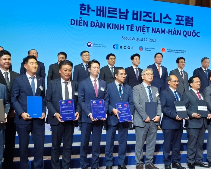 Diễn đàn Doanh nghiệp Hàn Quốc - Việt Nam tại Seoul quy tụ nhiều doanh nhân lớn, trong đó có CEO Dunamu Oh Kyoung-suk (hàng đầu, ngoài cùng bên trái) và Chủ tịch Ngân hàng Quân đội Việt Nam Lưu Trung Thái (hàng đầu, thứ hai từ trái sang)