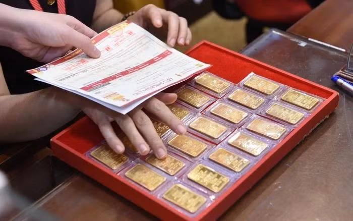 Vàng thế giới biến động, chênh giá trong nước gần 2 triệu đồng/lượng