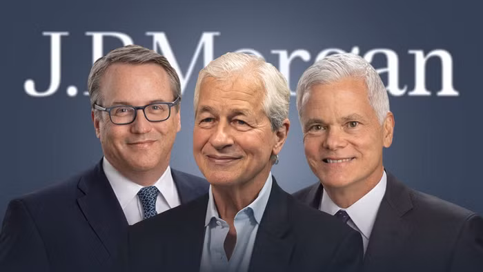 CEO JPMorgan Jamie Dimon (ở giữa) cùng 2 ứng cử viên kế nhiệm Troy Rohrbaugh (bên trái) và Doug Petno
