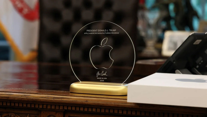Món quà của Apple của Tổng thống Donald Trump đặt trên bàn làm việc ở Phòng Bầu dục 108182658-17545156532025-08-06t212540z-775511773-rc2x1gapvown-rtrmadp-0-usa-trump-investment.jpg