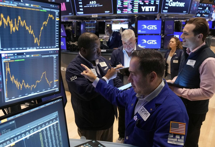 Chứng khoán Mỹ đỏ lửa, giá dầu bật tăng 2% 