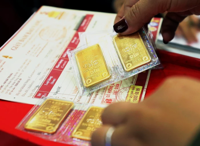 Giá vàng chạm sát mốc kỷ lục 