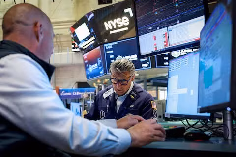 Nasdaq và S&P 500 giảm điểm trong khi Dow Jones lập kỷ lục mới, giá dầu lao dốc 5%