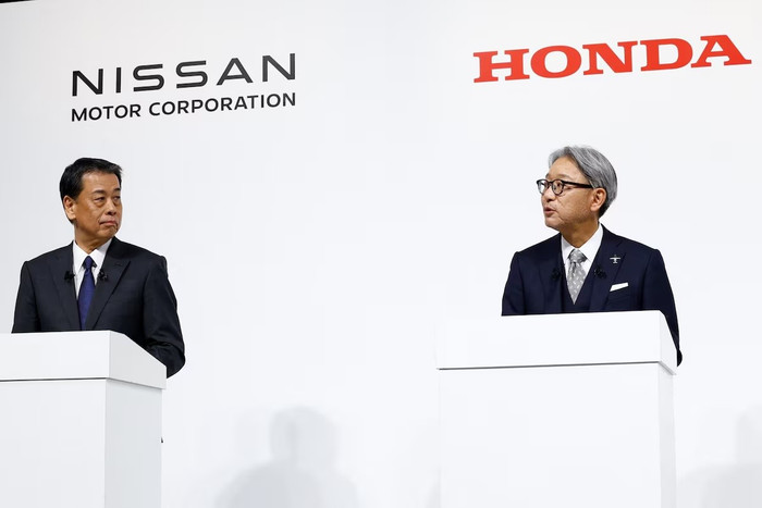 CEO Nissan và CEO Honda cùng phát biểu trong cuộc họp báo chung về đàm phán sáp nhập