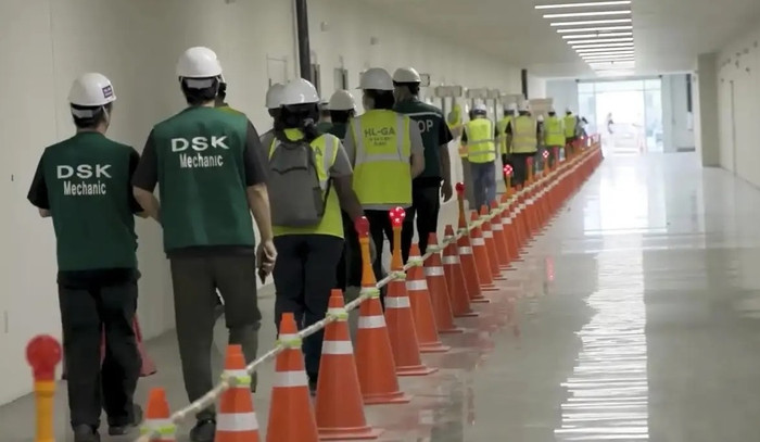 Mỹ tuyên bố siết chặt truy quét lao động nhập cư, Hàn Quốc điều máy bay đón công dân về nước 