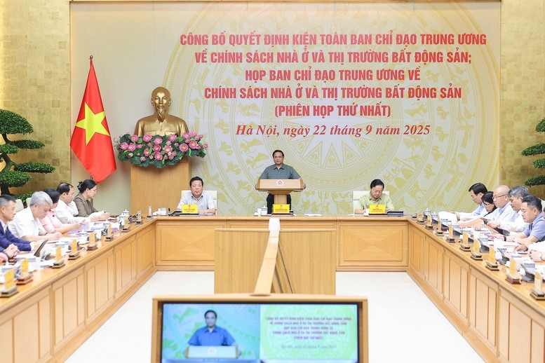 Toàn cảnh hội nghị công bố quyết định kiện toàn Ban Chỉ đạo và phiên họp thứ nhất của Ban Chỉ đạo. img1757-1758529901876134272527.jpg