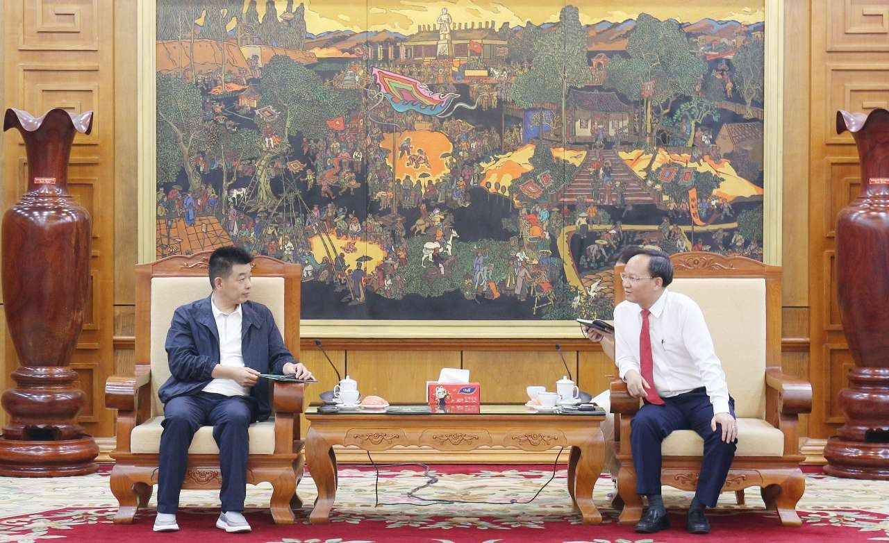 Phó Chủ tịch UBND tỉnh Phạm Văn Thịnh (bên phải) trao đổi với ông Mã Bân tại buổi tiếp. shemar-2433.jpg