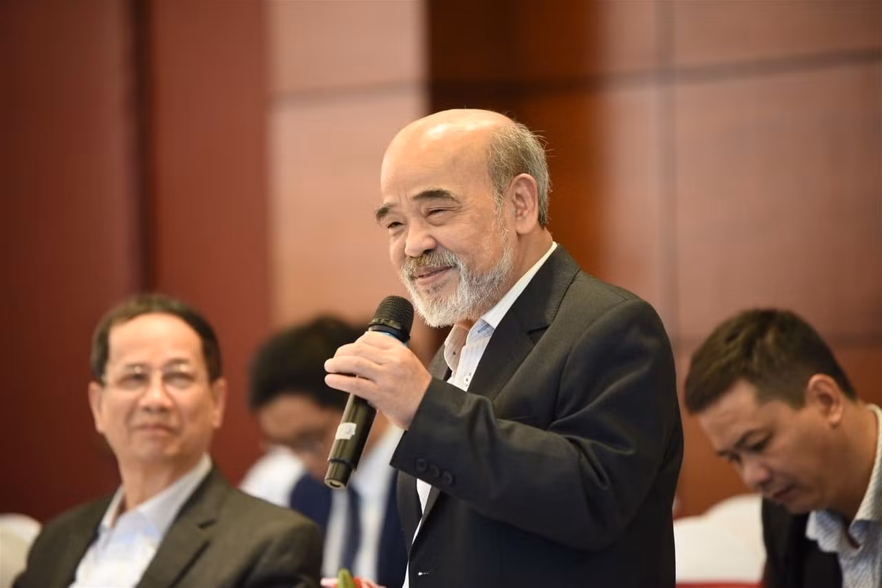 anh-2-giao-su-dang-hung-vo.jpg