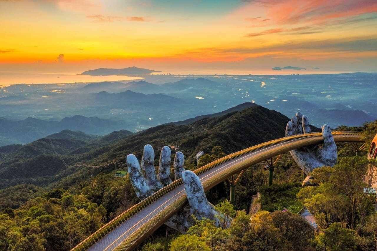 Cầu Vàng nổi tiếng tại khu du lịch Sun World Bà Nà Hills da-nang-1.jpg