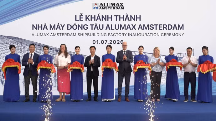 Cắt băng khánh thành nhà máy đóng tàu Alumax Amsterdam
