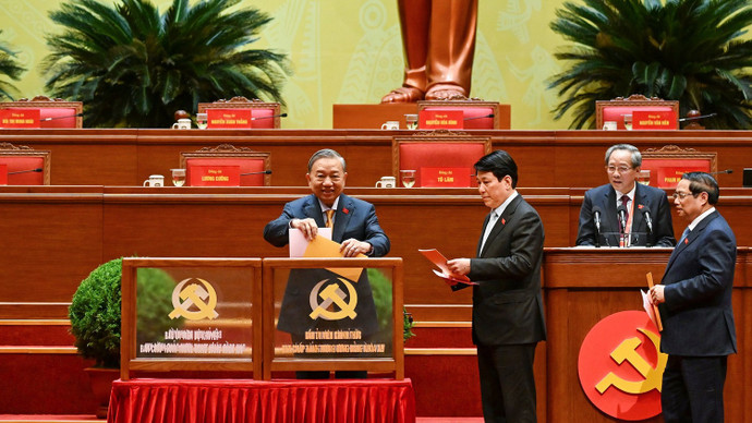 Tổng Bí thư Tô Lâm cùng các đồng chí lãnh đạo Đảng và Nhà nước bỏ phiếu bầu Ủy viên Trung ương chính thức và Ủy viên dự khuyết Ban Chấp hành Trung ương Đảng khóa XIV