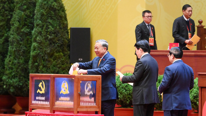 Các lãnh đạo Đảng và Nhà nước bỏ phiếu bầu Ban Chấp hành Trung ương khóa XIV