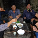 Những bà bán rượu ở chợ phiên Tây Bắc