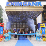 Đại diện Ngân hàng Nhà nước Khu vực 1, Ủy ban Chứng khoán Nhà nước, cổ đông Công ty CP Tập đoàn Gelex cùng lãnh đạo Eximbank thực hiện nghi thức cắt băng khai trương trụ sở chính Eximbank, sáng 24/3 tại Hà Nội