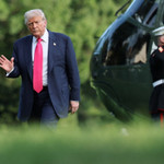 Tổng thống Mỹ Donald Trump vẫy tay và đi bộ qua Bãi cỏ phía Nam khi ông trở về nhà sau chuyến đi trong ngày ở Pennsylvania đến Nhà Trắng ở Washington ngày 15/7. Ảnh: Reuters