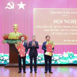 Thay mặt lãnh đạo Đảng và Nhà nước, ông Lê Minh Hưng, Trưởng Ban Tổ chức Trung ương, trao quyết định, tặng hoa cho đồng chí Lương Nguyễn Minh Triết (bên phải) và Phạm Đức Ấn (bên trái)