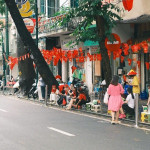 Còn hơn 20 tiếng mới đến buổi Tổng duyệt, người dân Hà Nội đã "đội nắng, thắng mưa" cắm chốt trên vỉa hè