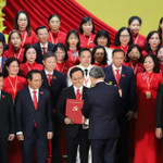 Tổng Bí thư Tô Lâm trao quyết định, tặng hoa chúc mừng Bí thư Thành ủy TP.HCM Trần Lưu Quang