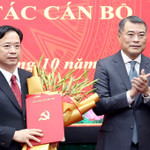 Trưởng Ban Tổ chức Trung ương Lê Minh Hưng trao quyết định của Bộ Chính trị điều động, chỉ định ông Hoàng Văn Nghiệm giữ chức Bí thư Tỉnh ủy Sơn La