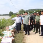 Tổng Bí thư, Chủ tịch nước Tô Lâm kiểm tra công tác củng cố, khắc phục một số điểm xung yếu ở đê sông Lô, xã Trường Sinh, huyện Sơn Dương, tỉnh Tuyên Quang (9/2024). Ảnh: TTXVN